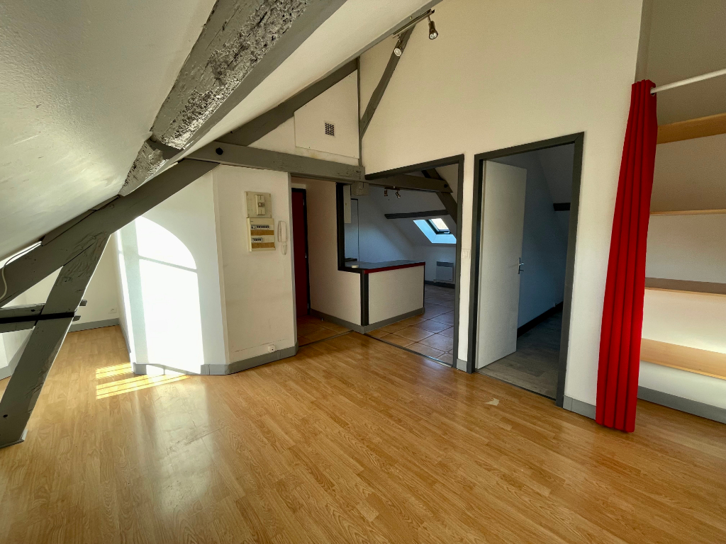 NOGENT LE ROI - APPARTEMENT F2 AVEC UNE PLACE DE STATIONNEMENT